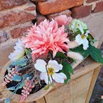 Zijde bloemstuk wit/zalm